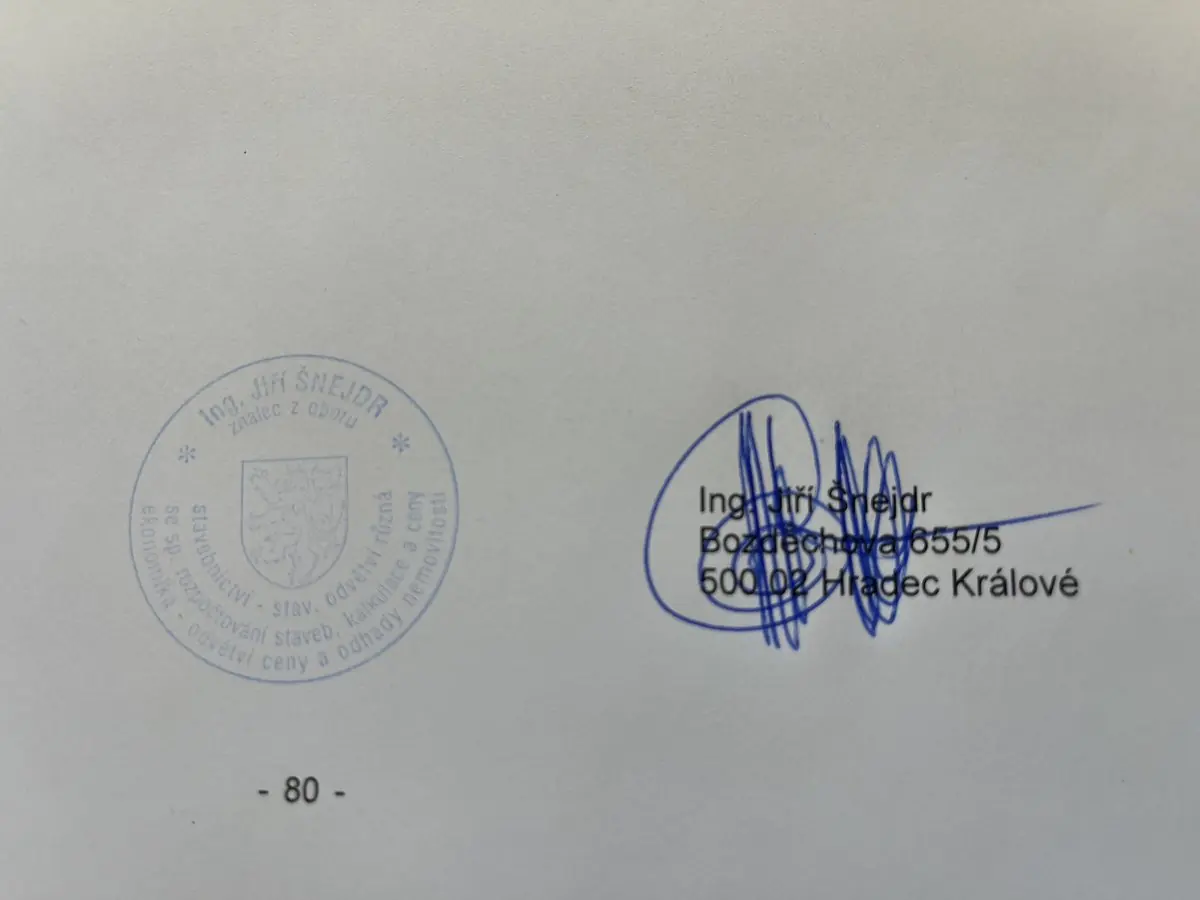 Kulaté razítko a podpis soudního znalce na znaleckém posudku nemovitosti